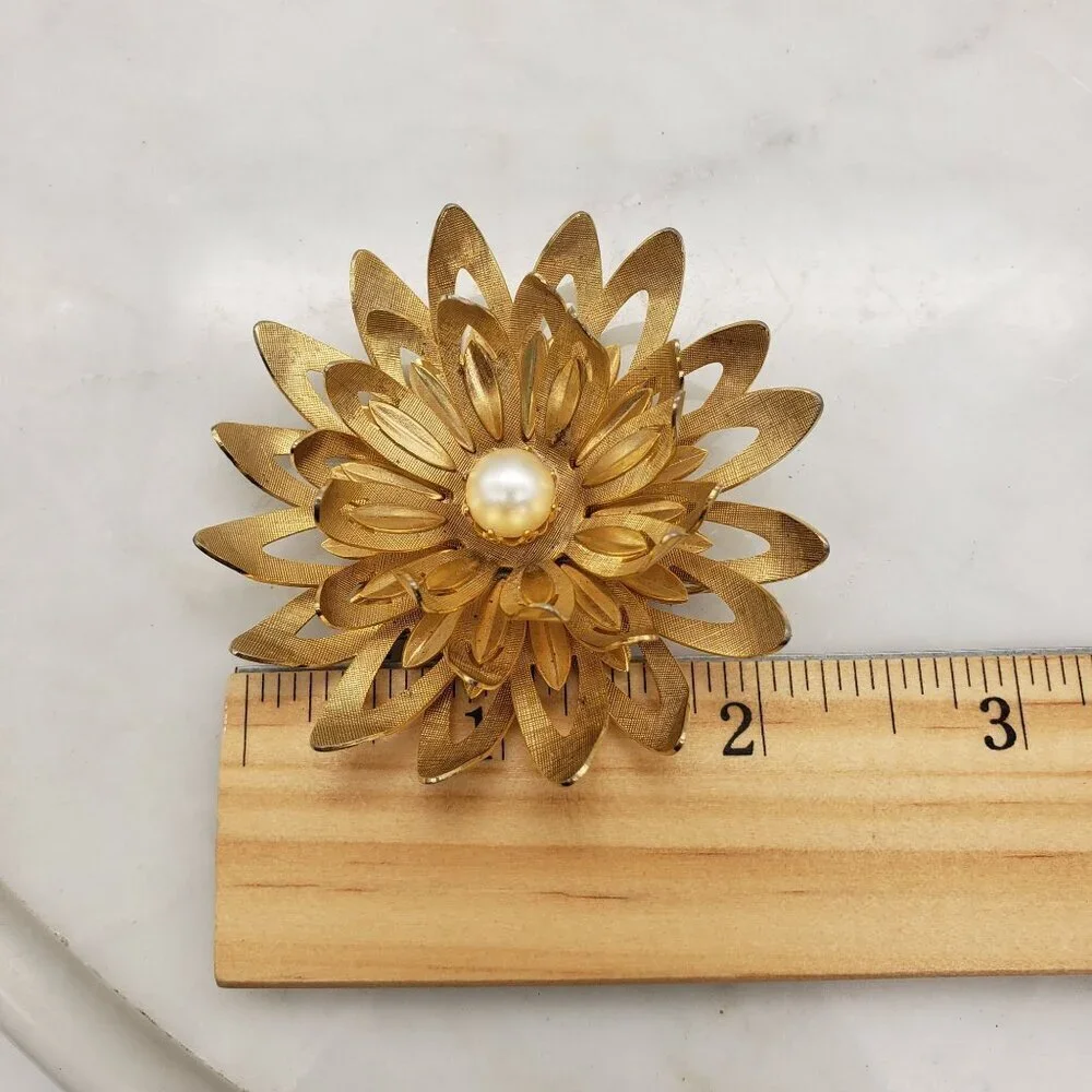 Vtg 1960s Emmons Goldtone Blooming Dahlia Flower Petal Brooch Faux Pearl Center
